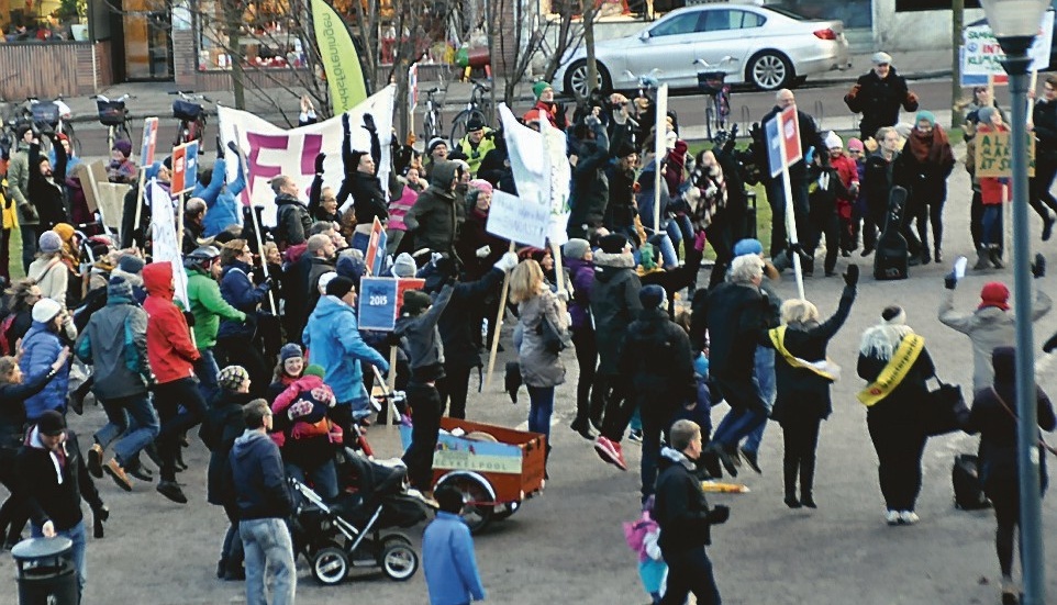 Demonstrationsdeltagarna fick upp värmen när man hoppade för klimatet. Foto: Tommy Pettersson