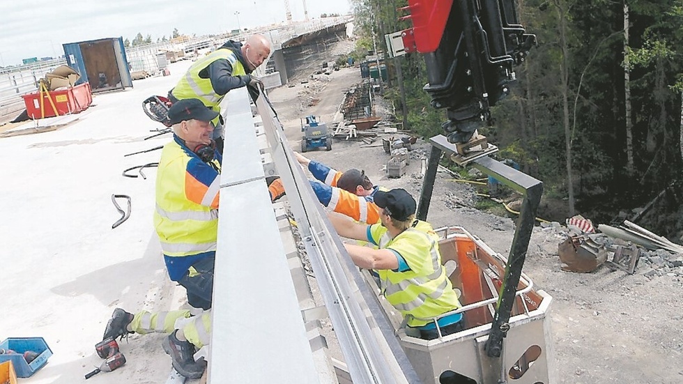 Att montera väg- och broräcken är många gånger ett farligt arbete. Foto: privat