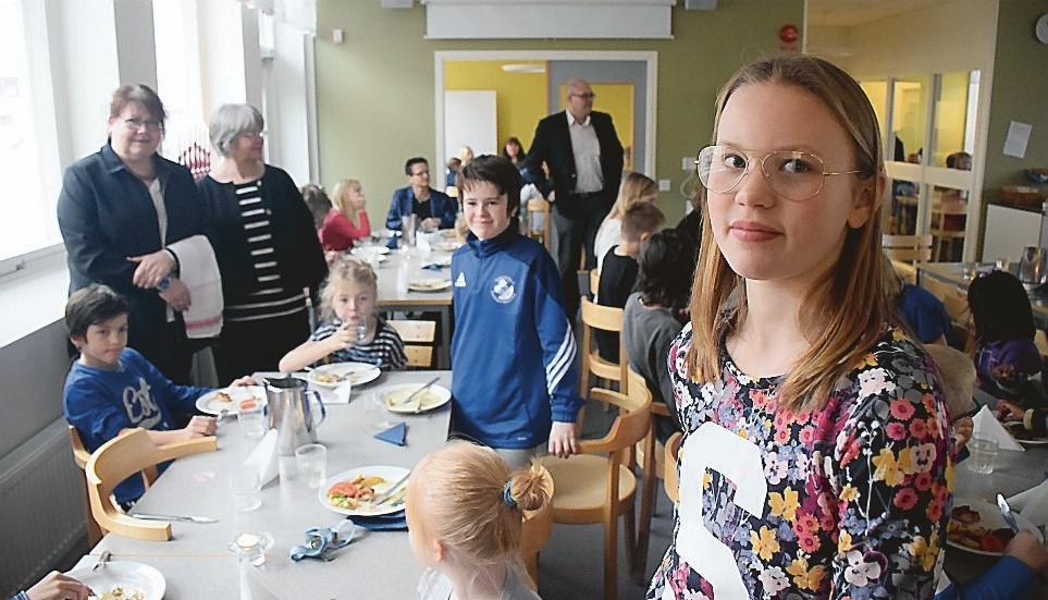 Saga Stejdahl hjälper till att servera sina yngre bordskamrater. Hovmästarna Eva Edgren och Britt Andersson i bakgrunden. Foto: Elin E Elmström