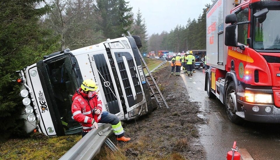 November var en månad med flera dramatiska larm. Den 19 november välte en lastbil strax öster om Vallnäs. Foto: Roelof Stroetinga