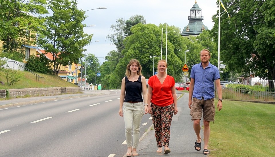 De fann både kärleken och vänskapen i Loftahammar. Janet Vloothuis, sambo med Stefan Schouten (ej med på bilden), och Esther och Marc Hollenberg. Foto: Lena Dahlberg