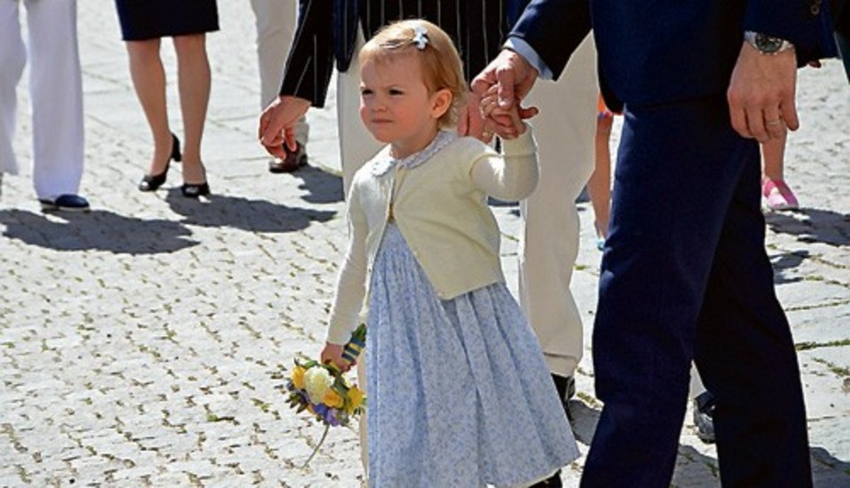 Prinsessan Estelle ute på sitt första jobb.