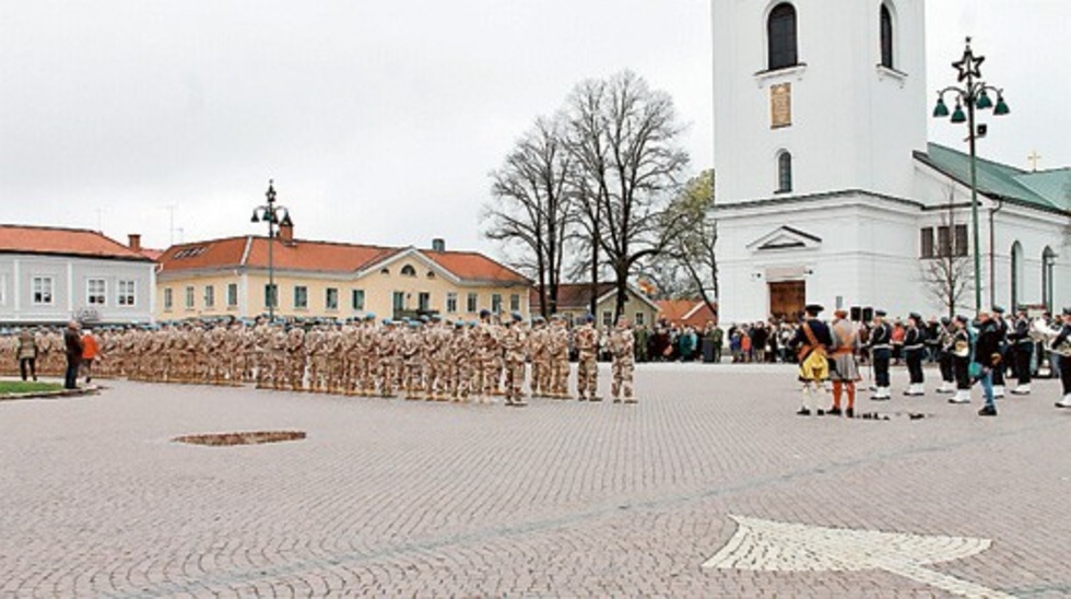 Förutom alla militäranställda och anhöriga kom också många Eksjöbor på lördagspromenad och tog del av ceremonin.