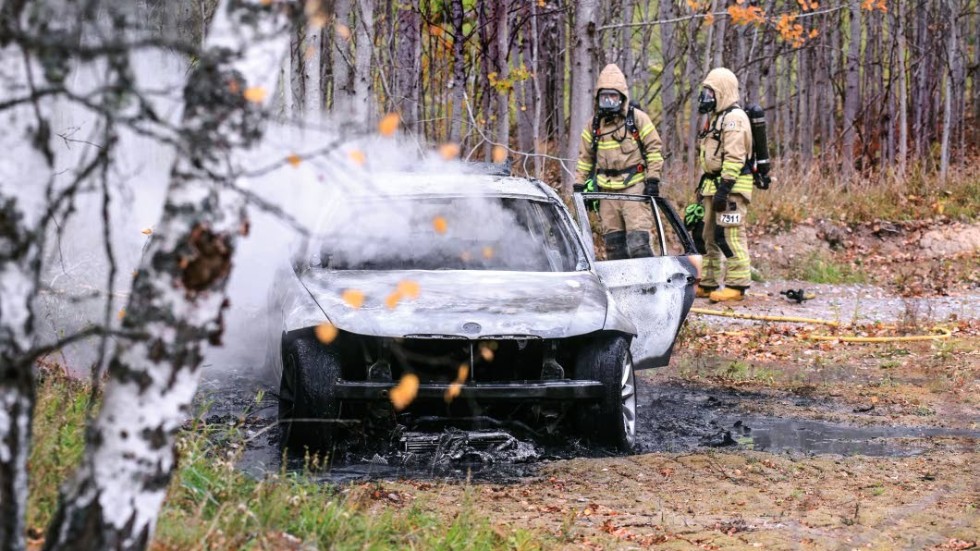 Rånarna satte flyktbilen i brand.