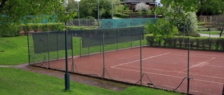 Tennisbanorna får vattnas med kanna i fortsättningen