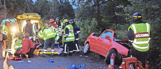 Tre till sjukhus efter traktorkrock