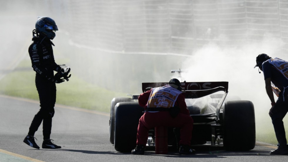 Mercedes-föraren George Russell vid sin bil och ett förmodat motorhaveri.