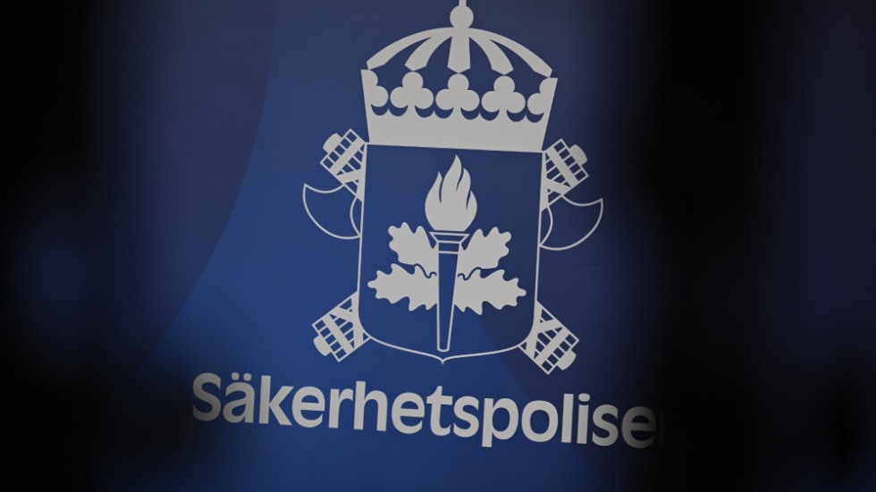 Tre personer åtalas för grov obehörig befattning med hemlig uppgift.