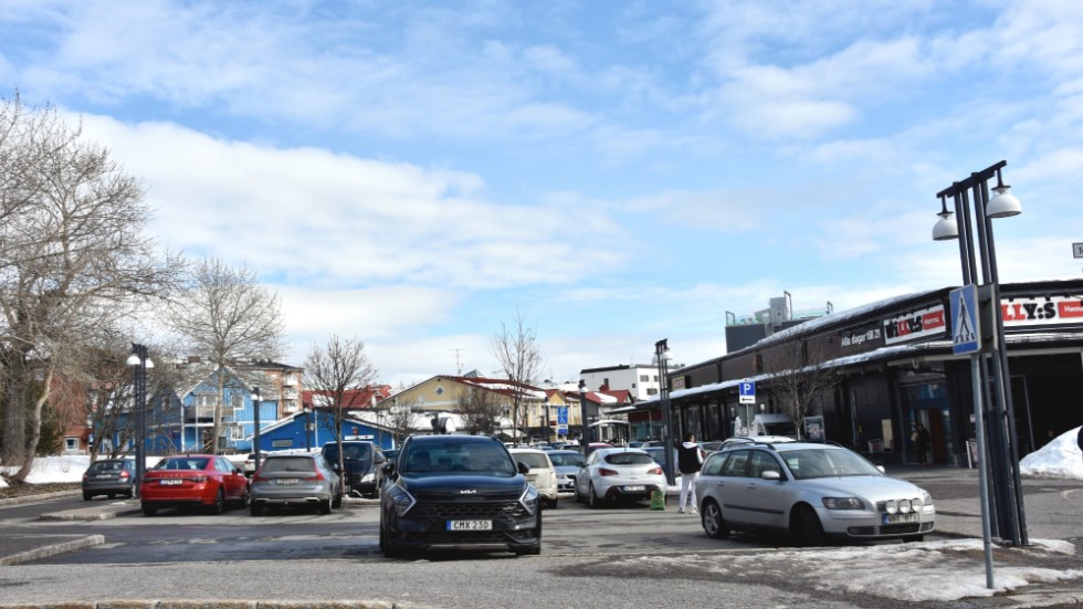 Parkeringen vid gallerian i Kalix. Nu när snön och isen är borta framgår att många linjer på parkeringen inte finns kvar.