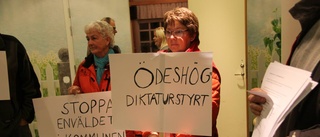 Demonstranter buade ut politiker i Ödeshög