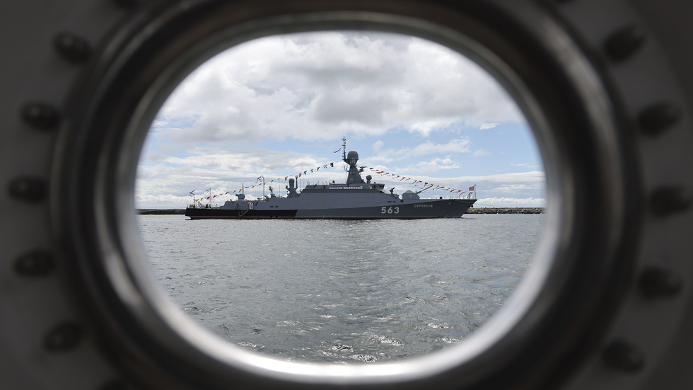 Det ryska krigsfartyget Serpuchov uppges ha blivit angripet och stucket i brand i Kaliningrad. Här ses det i hamnen i Baltijsk i juli 2022. Arkivbild.
