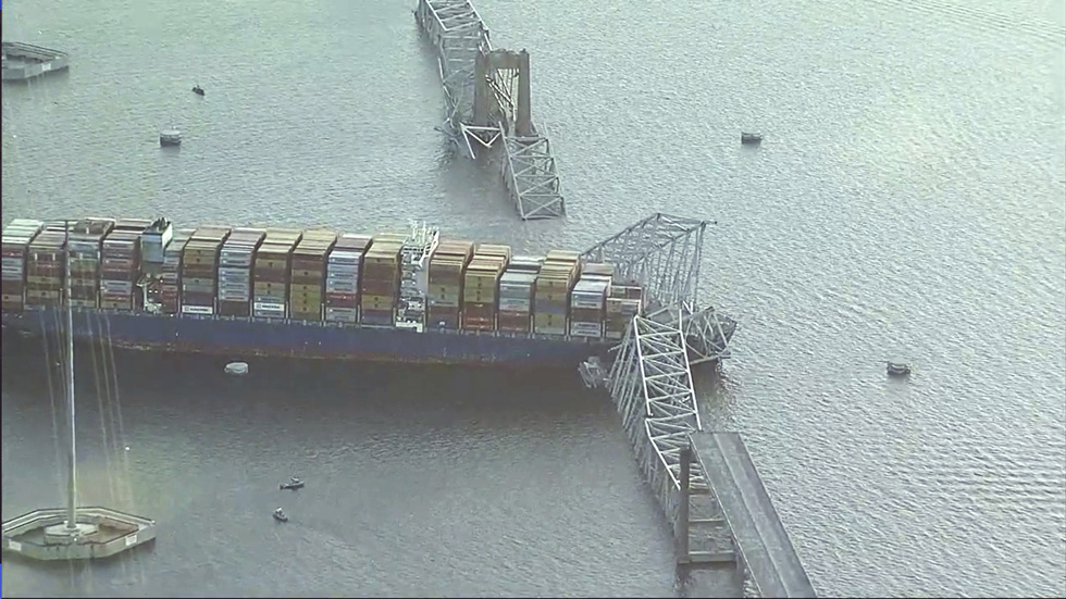 Som ett gigantiskt plockepinn har Francis Scott Key Bridge gått i bitar efter påkörningen av skeppet Dali.