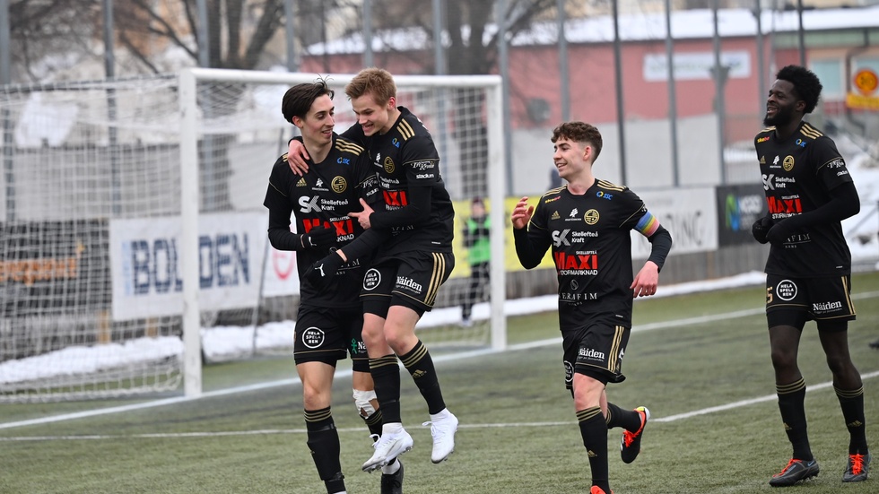 Henrik Lööf, Viktor Mattsson, Simon Jamedahr ochJean-Calvin Kouban Mbanga jublar. Skellefteå FF fick en drömstart på årets serie och vann premiären mor Östersund med 4–0.