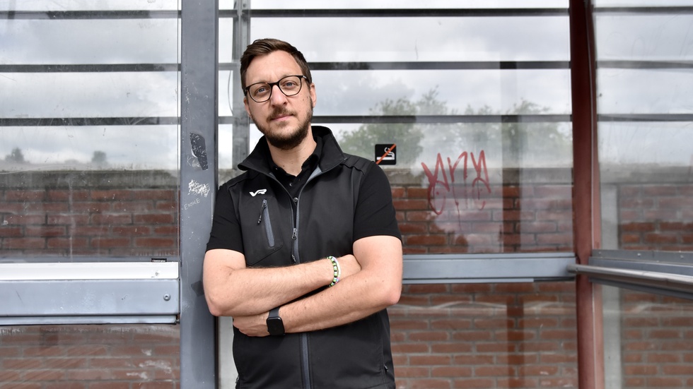 Förra våren gick Henrik Nyberg ut lokförarutbildningen i Mjölby. Han fick jobb direkt på företaget VR som kör Östgötapendeln.