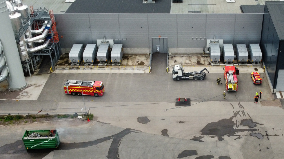 En container fick rullas ut från byggnaden sedan den fattat eld på måndagseftermiddagen.