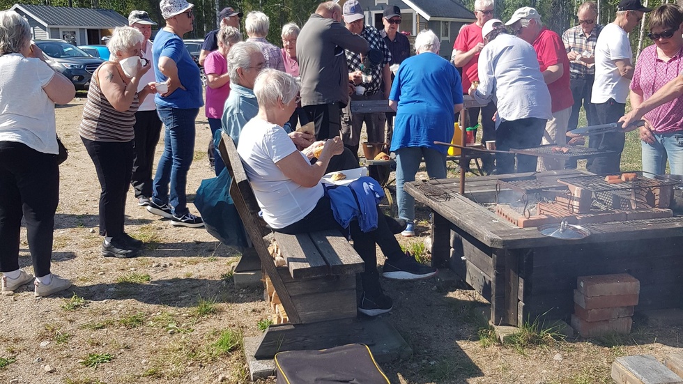 Glada medlemmar kalasade på bullar.