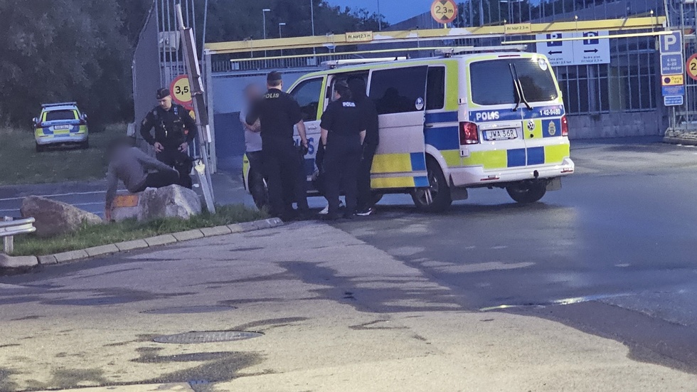 Poliser i insats utanför Mirum i Norrköping under måndagskvällen. 