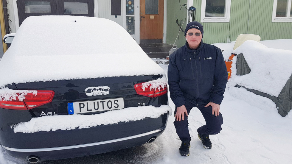 André Hällsten med sin personliga registreringsskylt PLUTOS. Hans egen favorit är dock en som tidigare fanns i Lycksele, ISINTGÅ.