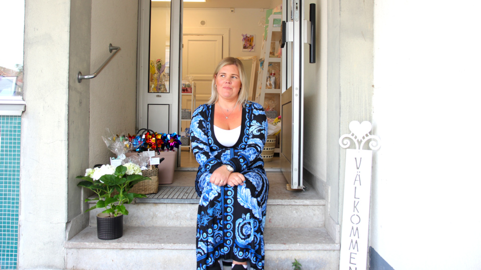 Niina Rejment sitter framför sin nyöppnade presentbutik i Klintehamn. Det är första gången hon är egenföretagare. Som råd till den som funderar på att starta eget säger hon att "man lever bara en gång, kör!".
