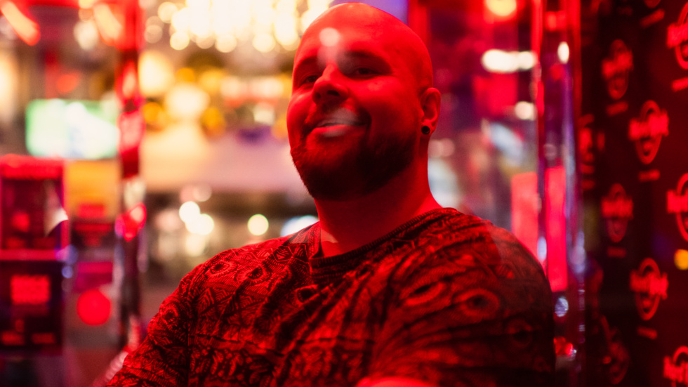 Joonatan Kytölä ska DJ:a under påskfesten i centrala Flen. "Jag tror det är extra viktigt att det händer något kul", säger han.