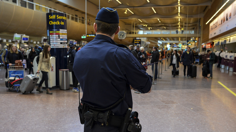 Polis patrullerar Arlanda flygplats. Polisen på bilden har inget med händelsen att göra. (Arkivbild)