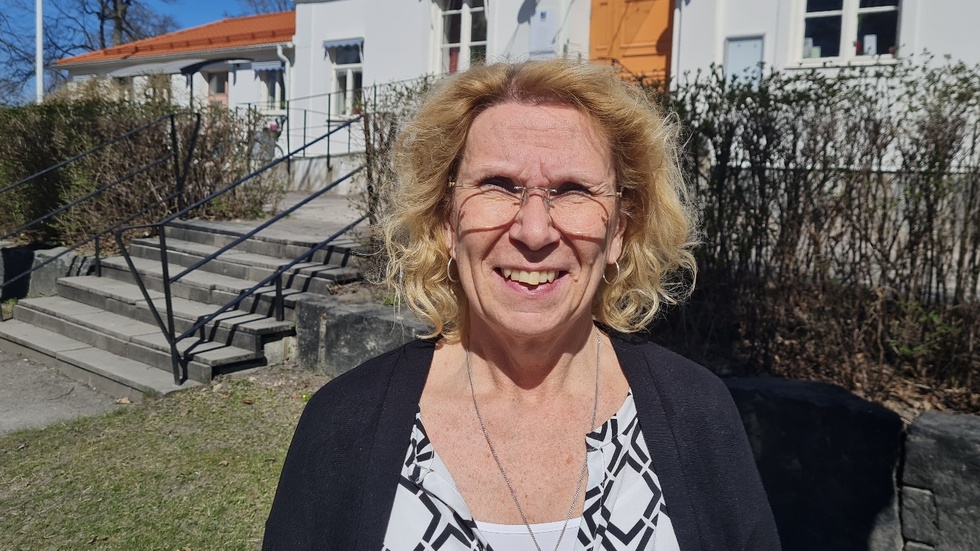 Inger Fransson, skolchef i Trosa kommun, beklagar att kostymen måste anpassas till det antal barn som väntas omfattas av kommunal barnomsorg vid höstterminsstarten.