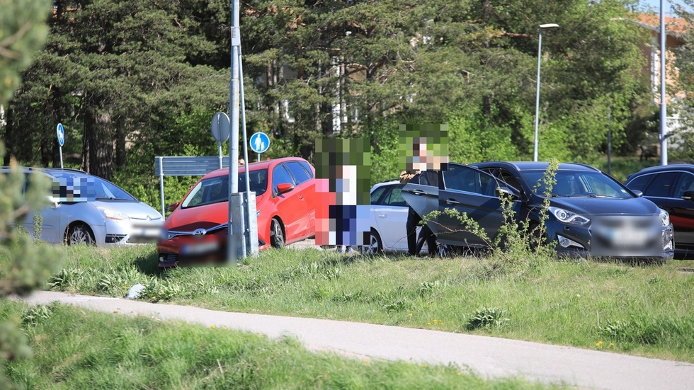 Bilen körde av vägen och in i en lyktstolpe.