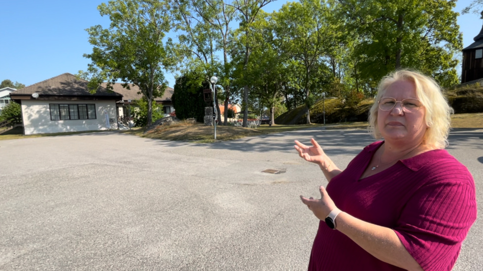 "Hela den här bedrövliga asfaltsdjungeln ska bort, i stället skapar vi ett uterum mellan kyrkan och församlingshemmet", berättar Petra Lindqvist, kyrkorådsordförande i Trosa församling.