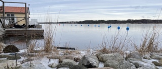 Varningen: Högt vattenstånd i Tjust skärgård kan hota byggnader