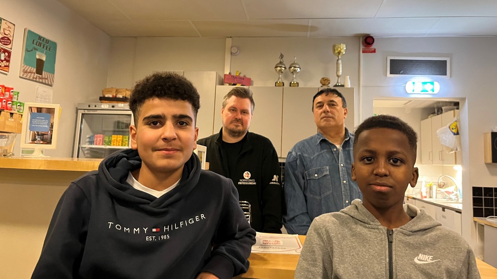 Borgsmos fritidsgård kommer att finnas kvar men utan de nuvarande lokalerna. Det berättar personalen. Här ses Abbas al Naffakh och Abdi Abdullahai, och i bakgrunden fritidsledarna Andreas Jarlendal och Isko Feratovic.