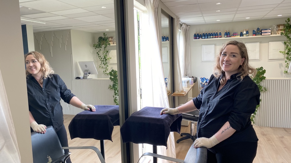 Engla J-son trivs i sina nyrenoverade lokaler. Spegeln är en gammal garderobsdörr som fanns på övervåningen i huset.