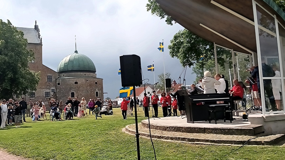 Nationaldagen firas i Vadstena utanför slottet. Kulturskolan spelar och dansar och aktiviteter som knyppling väntas runt om i staden efter scenprogrammet