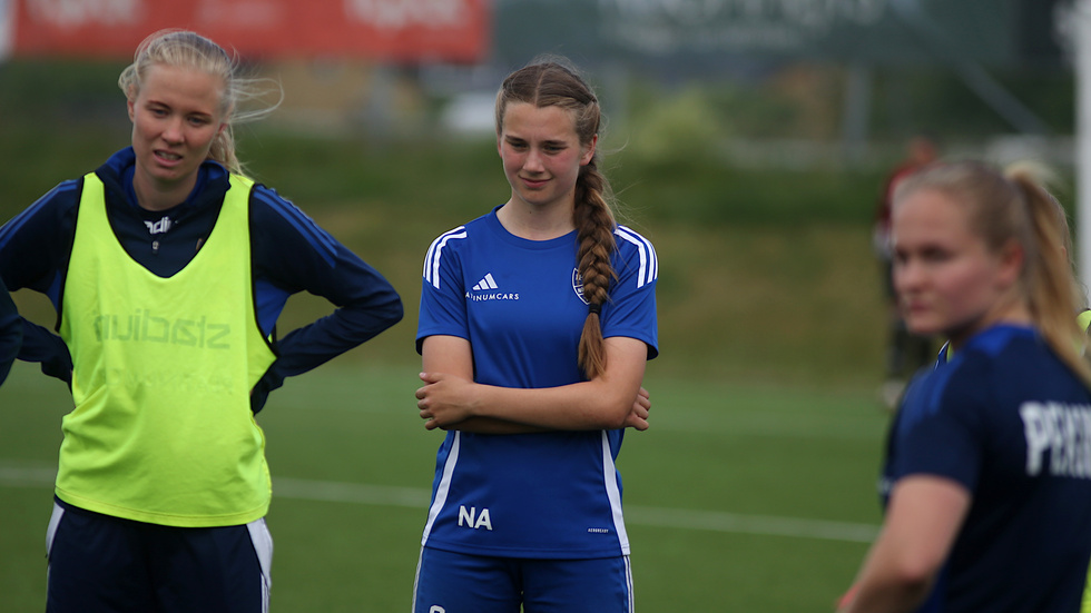 Nova Axelsson, 14, fick på torsdagen göra sitt första träningspass med IFK:s A-lag.