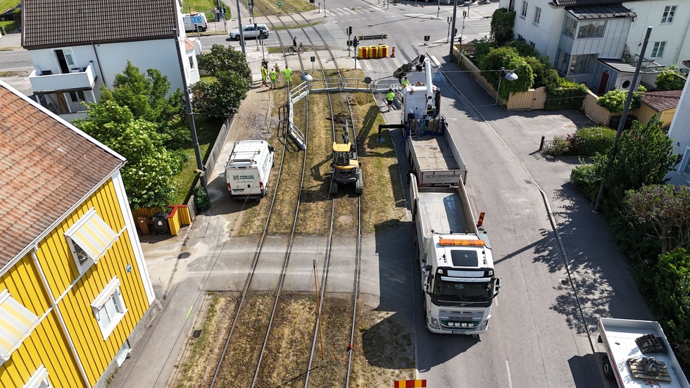 En vattenläcka på Albrektsvägen ledde till stopp i spårvagnstrafiken på lördagen.