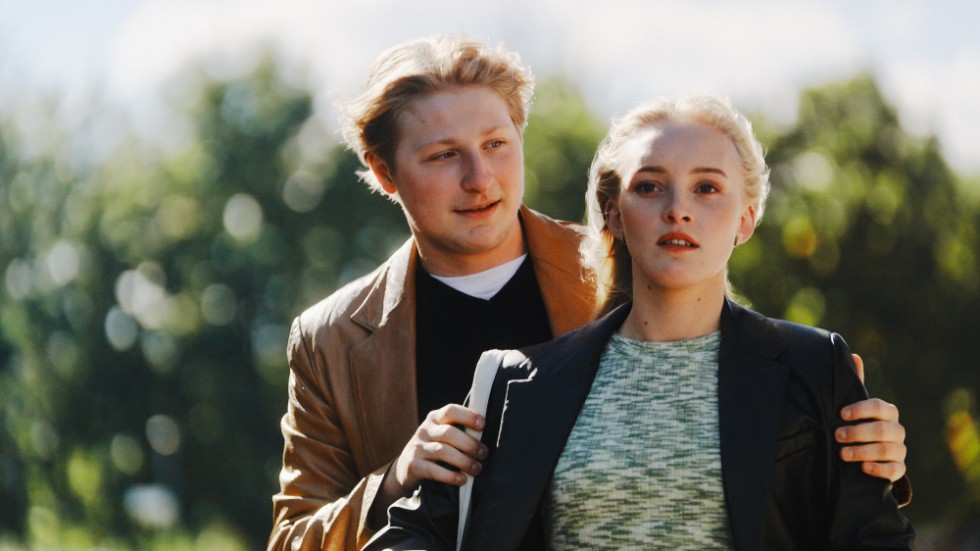 Otto (Frank Dorsin) och Alice (Fanny Wranne) i "Hack my heart" på SVT Play. Pressbild.