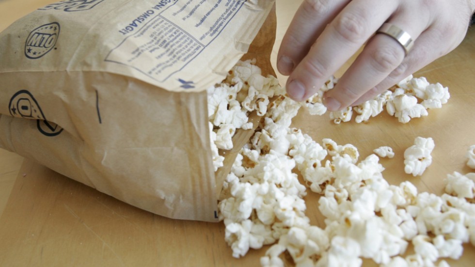 Tio av tolv testade mikropopcorn innehåller inte för höga halter av PFAS, visar ett test från Råd & Rön.