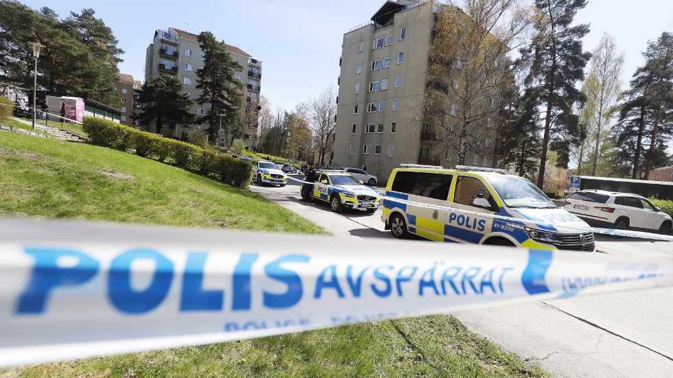 Polis och ambulans larmades till Fröslunda på söndagseftermiddagen efter att ett barn fallit ut från en lägenhet.