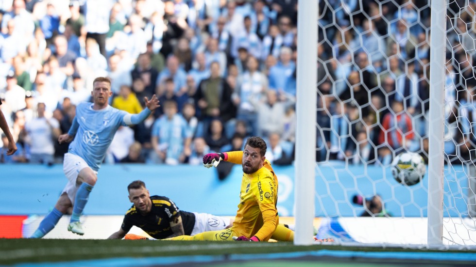 AIK:s målvakt Kristoffer Nordfeldt och mittbacken Alexander Milosevic ser Anders Christiansens avslut gå in till slutresultatet 3–1 till hemmalaget Malmö FF.