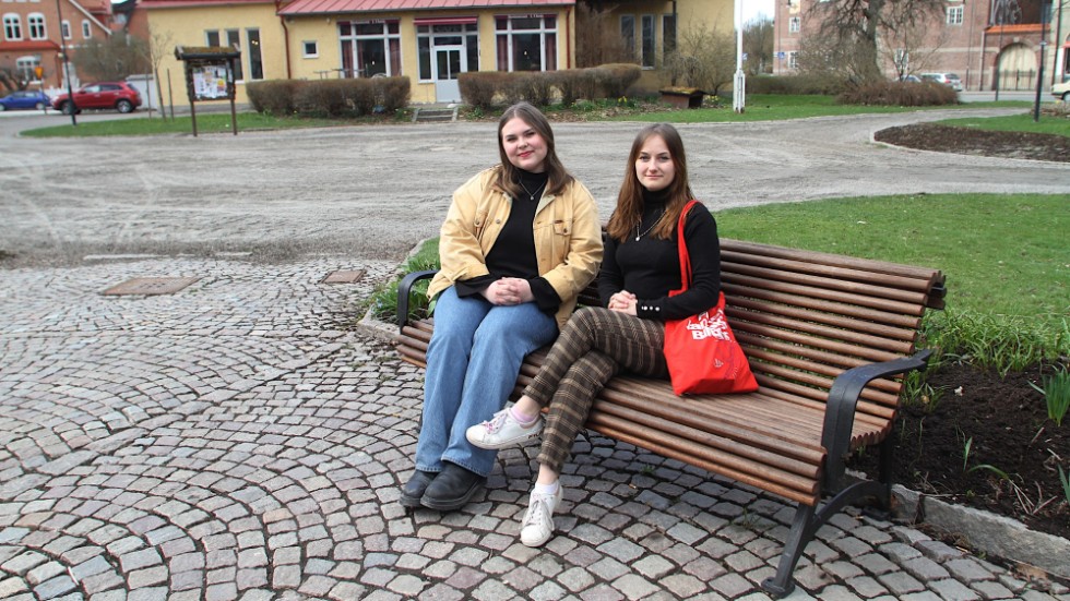 "Första maj är en historisk dag", säger Johanna Petrovic, ordförande i SSU i Strängnäs. Till vänster i bild Tilda Karlsson, medlem i SSU i Strängnäs.