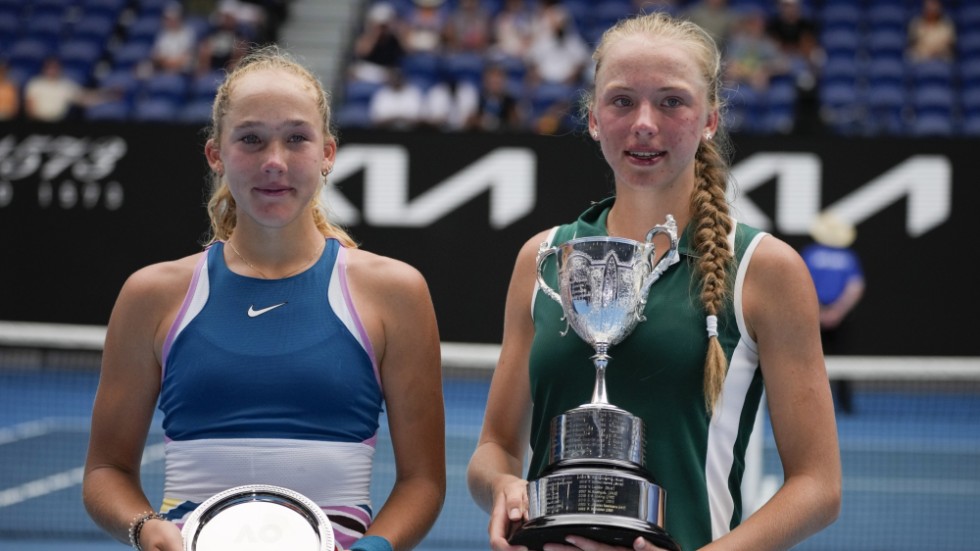 Mirra Andreeva (till vänster) efter finalförlusten i flickturneringen i Australian Open tidigare i år.