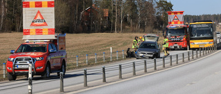 Bil körde in i räcket på väg 288 – måste bärgas från platsen