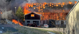 Ladugårdar förstördes i brand – släckningsarbete hela natten