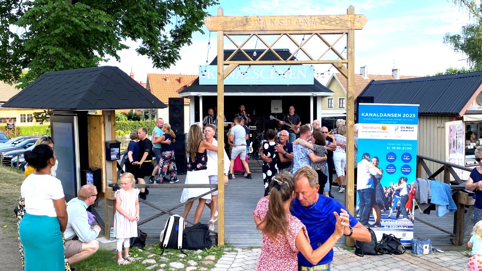 Kanaldans är igång. På tisdagen var det Hollyz från Trollhättan. Kommunen har märkt att de professionella dansbanden lockar dansintresserade från hela landet till Söderköping.