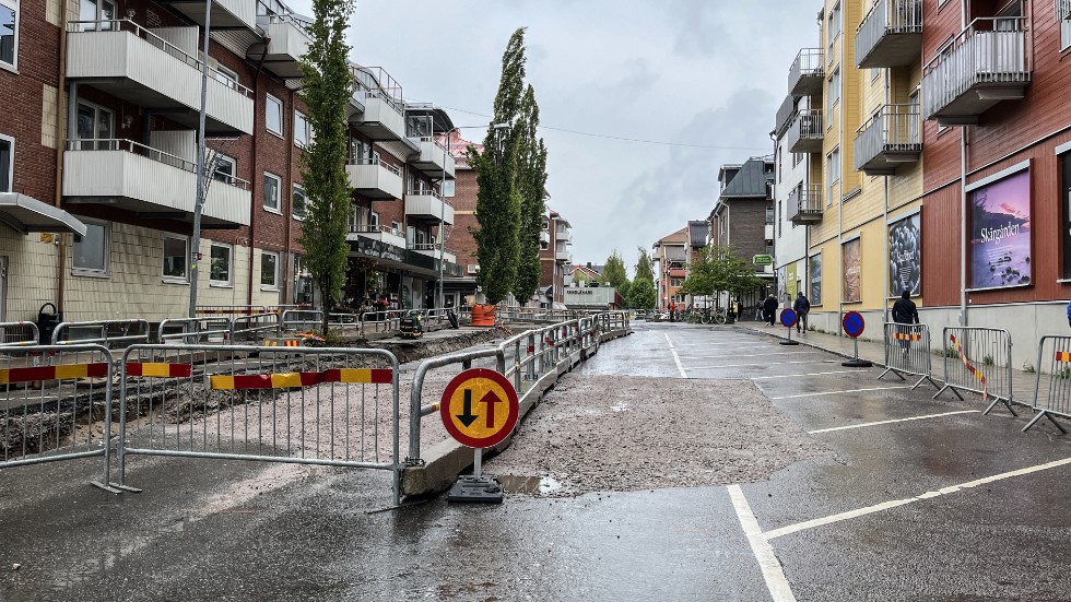 Parkeringstiden på Lillbrogatan begränsas i takt med att gatan byggs om. Nu blir det max två timmar i sträck som man får parkera dag som natt.