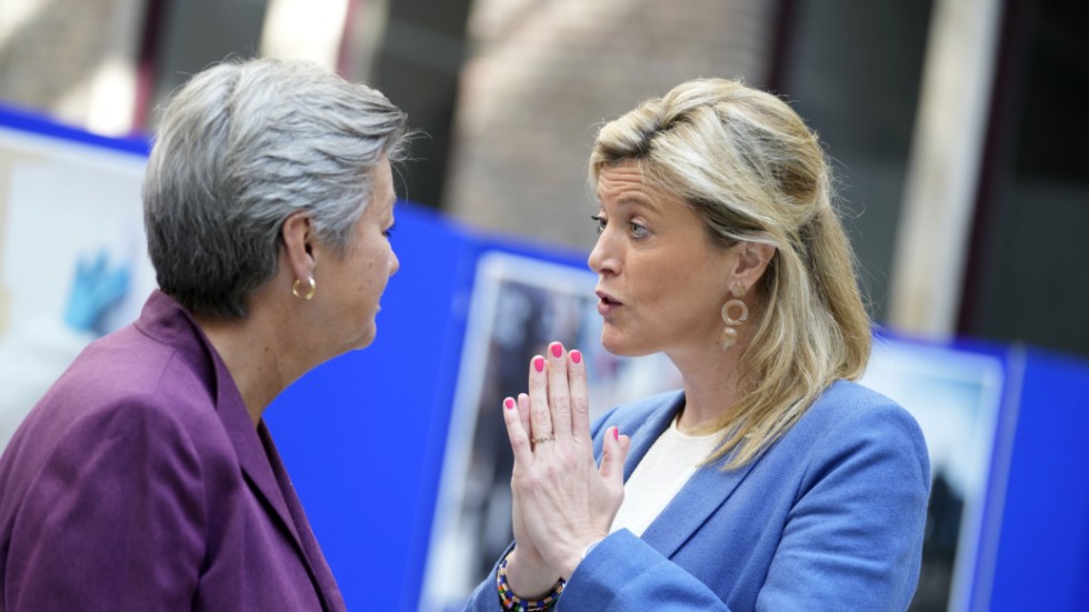 Belgiens inrikesminister Annelies Verlinden – här tillsammans med EU:s inrikeskommissionär Ylva Johansson (till vänster) – lovar mer polishjälp mot anlagda skolbränder. Arkivbild.