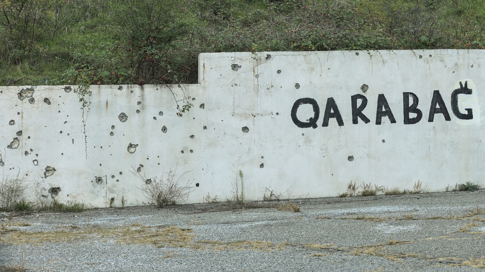 En mur pepprad med kulor och graffititext i Azerbajdzjan tidigare i höst Azerbajdzjans i en blixtoffensiv mot utbrytarregionen Nagorno-Karabach. Arkivbild.