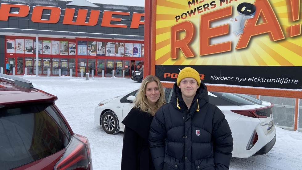 Hampus Boström och Elina Åteg ska in en butik och fynda högtalare.