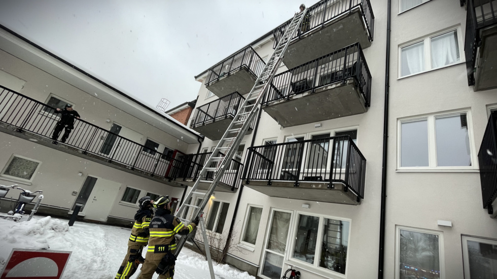 Brandmän på jakt efter brand.