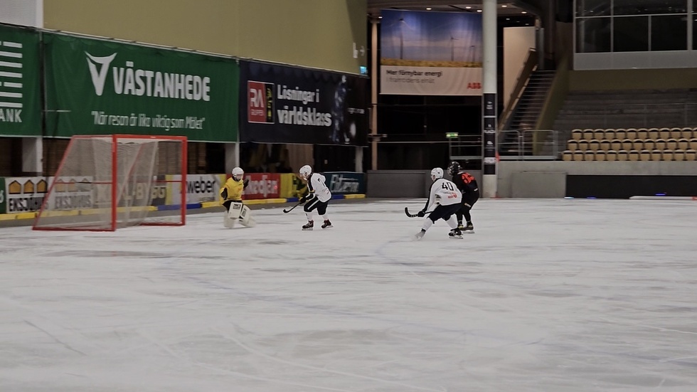 Niklas Eriksson bjöd verkligen på bollkonst när han gjorde mål på Gustaf Doktares höjdarpass. Efter en studs jonglerade Eriksson in bollen med en retlig lobb som avslutning. "Det var verkligen en helt perfekt passning från Gurra. Jag gjorde första målet på hans lyft också. Det är jättekul", kommenterar Niklas "Messi" Eriksson.