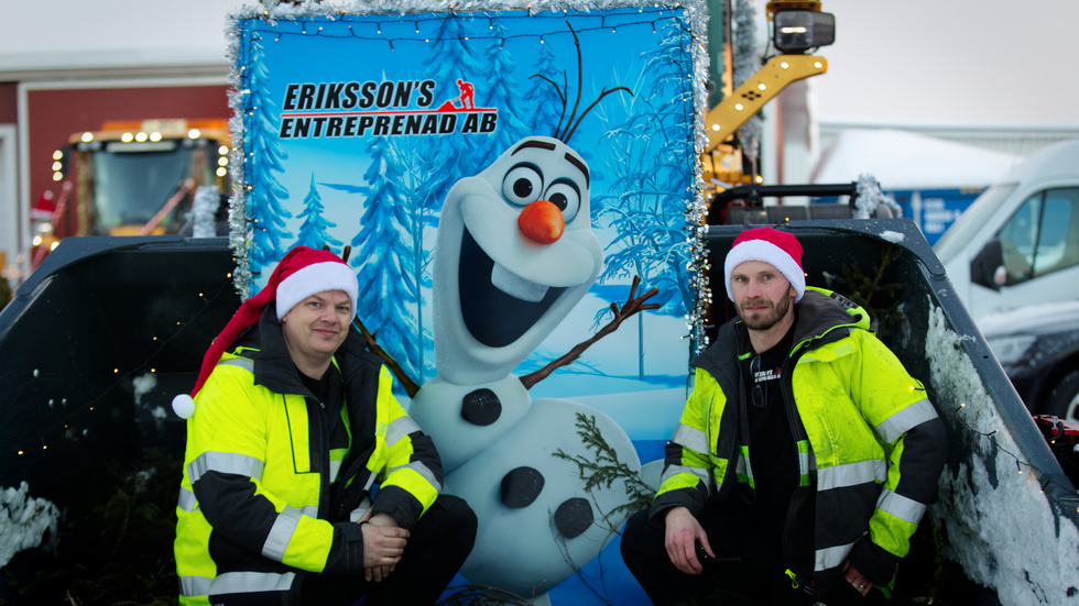 Peter Eriksson och Joakim Lundstedt, Eriksson's entreprenad AB, framför årets nyhet – karaktären Olaf från filmen "Frost". De ser inte bara luciatåg som en rolig grej bland tråkigheterna i världen utan också som en del av att skapa sammanhållning i personalstyrkan.